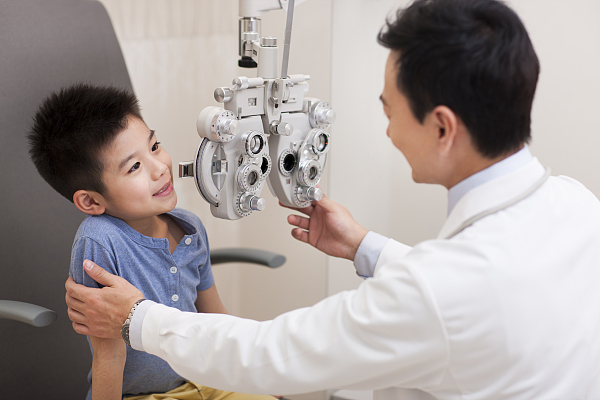 昆明眼科医院配角膜塑形镜多少钱,孩子近视怎么